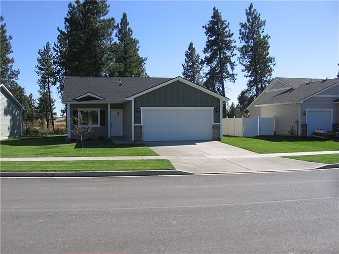 Front - great mature lawn. 