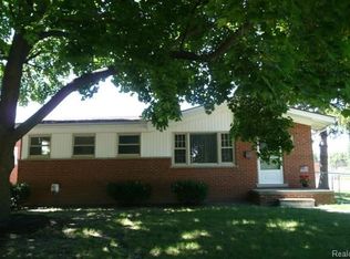 31319 Arrowhead St, Saint Clair Shores, MI 48082