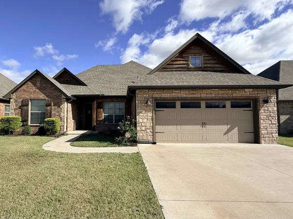 919 Stonebridge Village Dr, Enid, OK 73703