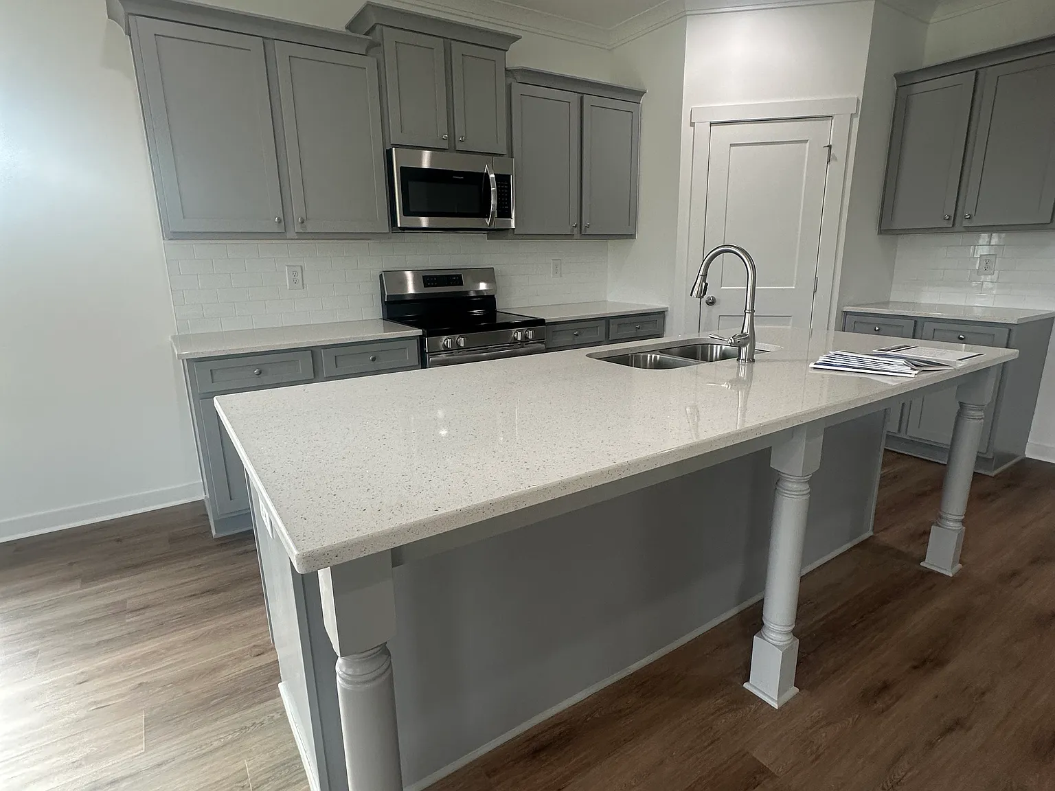 3 bed, 2001 sqft, $3,000 — Photo 4