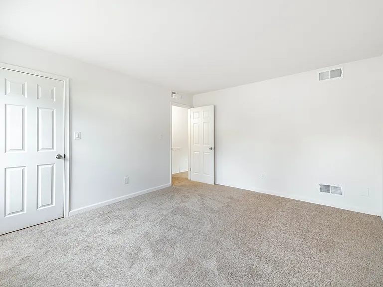 Whethersfield Apartments — Photo 32