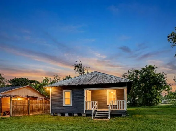 215 Clarence St, Dayton, TX 77535