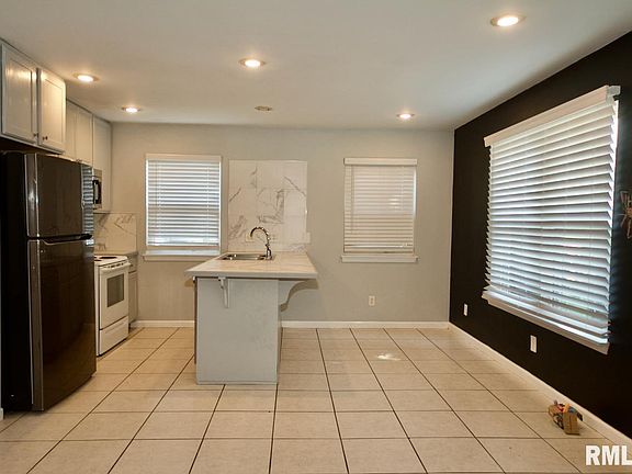 4th image of 902 W Mill St #908