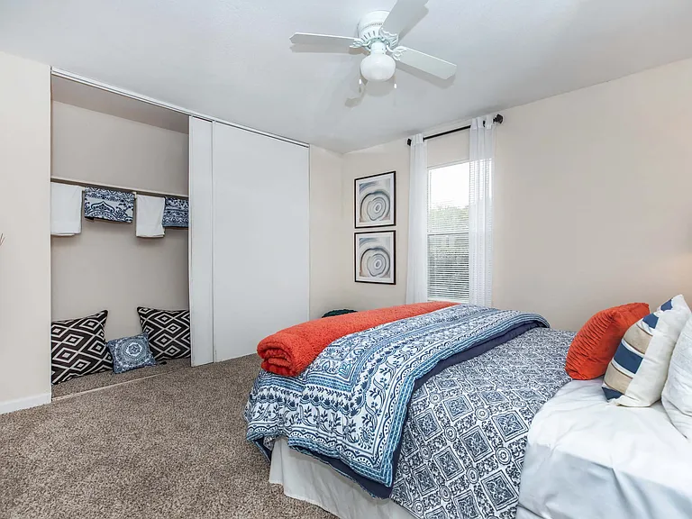 Royal Wildewood Manor Apartments — Photo 32