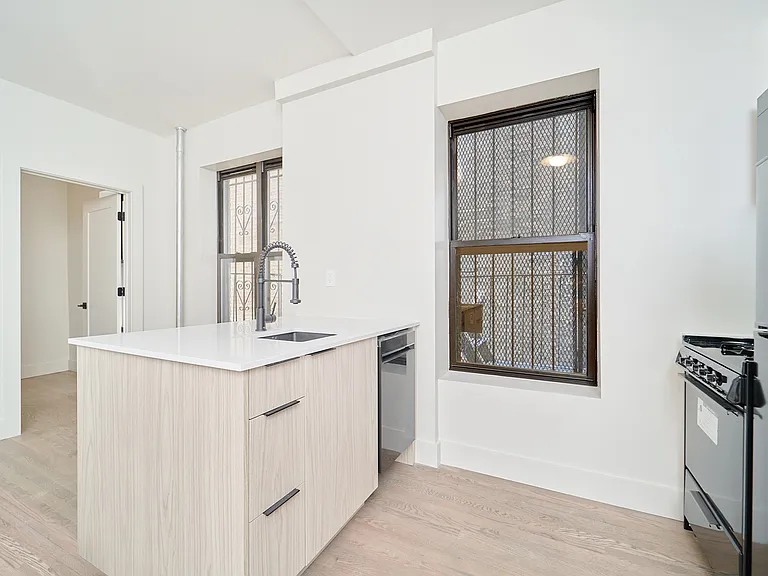 208 E 6th St #39 — Photo 3