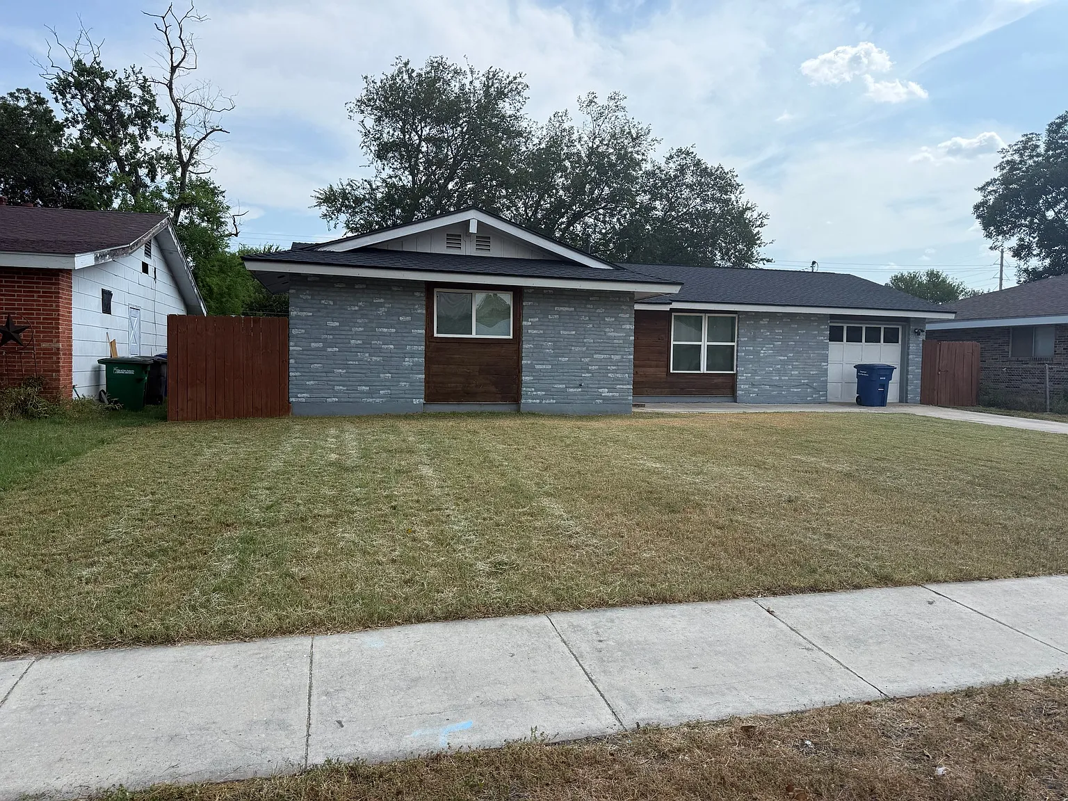 Great location close to airport and downtown. It has a nice back yard, quiet and great neighbors. — Photo 2