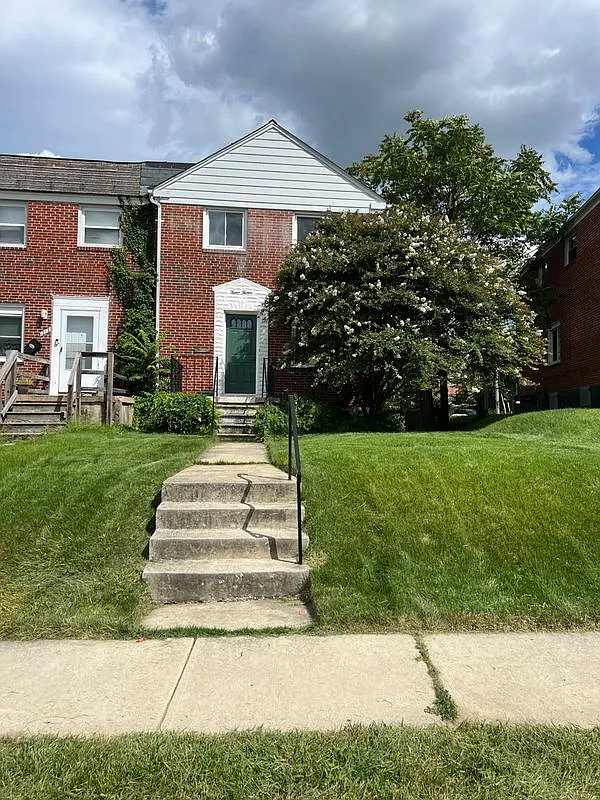 3 bed, 2.0 bath, 1830 sqft, $2,300 — Photo 1