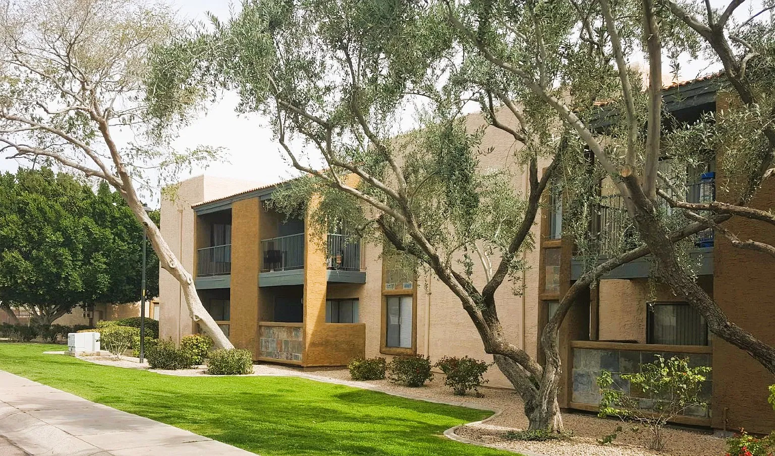 Brenda Arms Apartments — Photo 1
