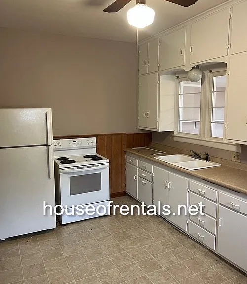 417 W Grand Ave — Photo 3