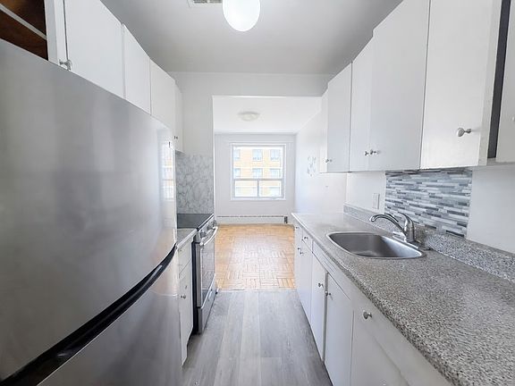 3rd image of 420 Eglinton Ave E #406