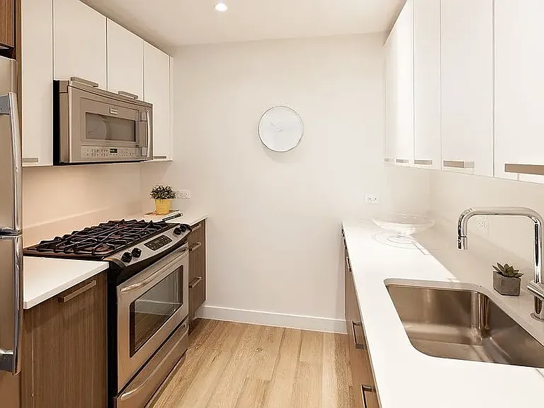 2614 Jackson Ave #6C — Photo 2