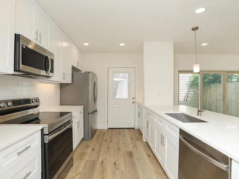 2050 Augusta Dr — Photo 11