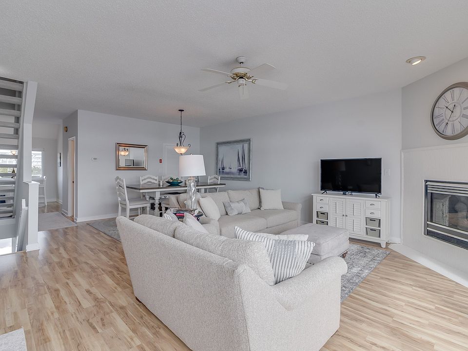 Second-floor Living Room/Dining Room