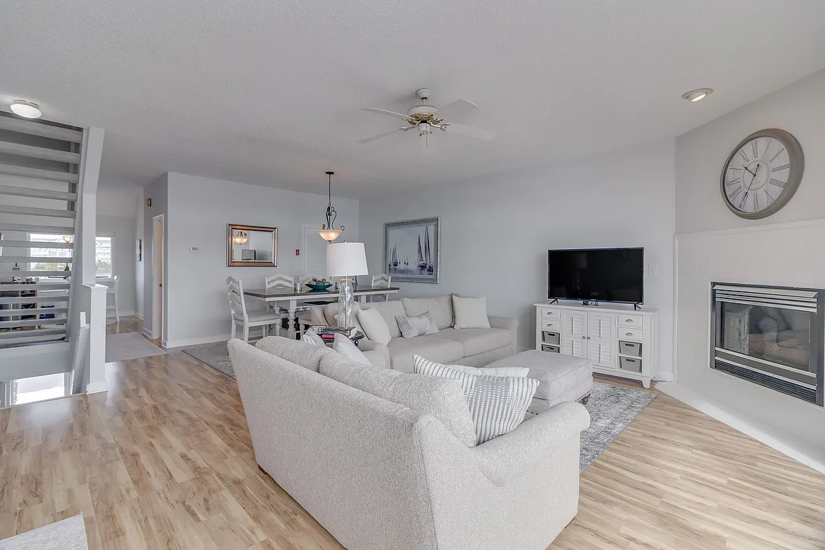 Second-floor Living Room/Dining Room - 9514 Bay Front Dr #B
