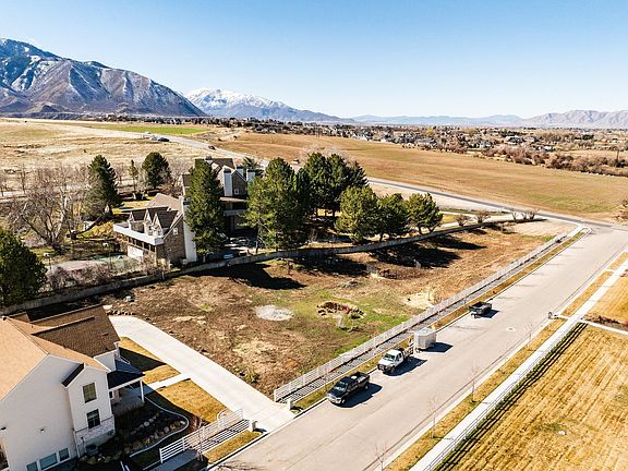 2nd image of 120 E Magnolia Ln