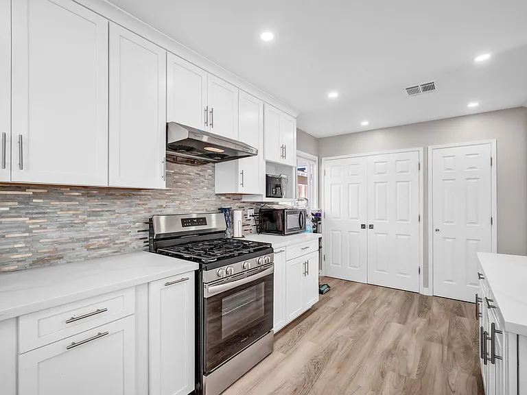 8401 Doncaster Dr — Photo 3