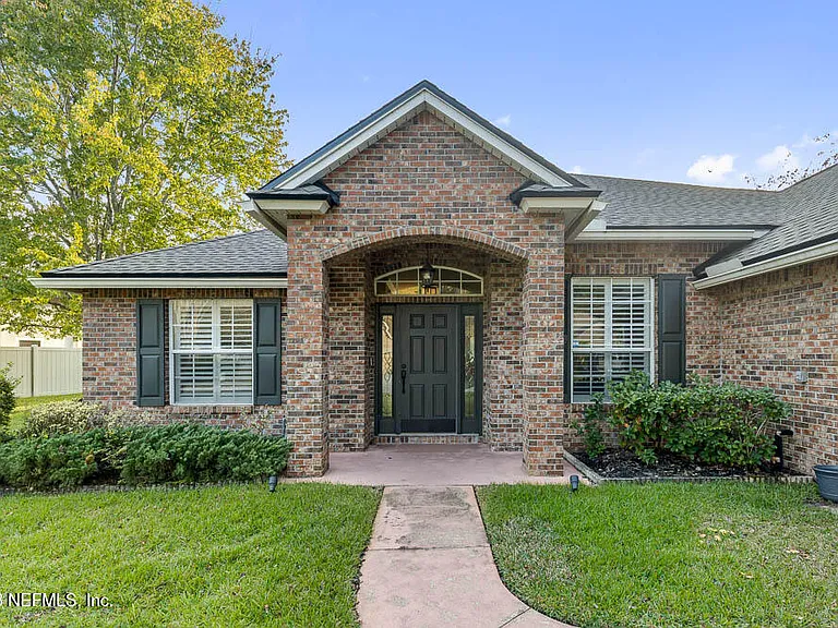 813 W American Eagle Dr — Photo 2