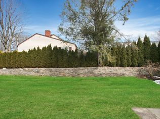 4 Top O The Ridge Dr, Scarsdale, NY 10583