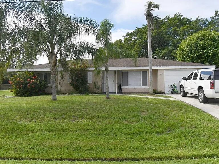 366 SE Evans Ave — Photo 1