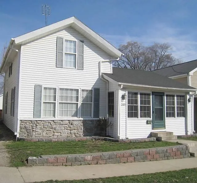 209 E William St photo 1