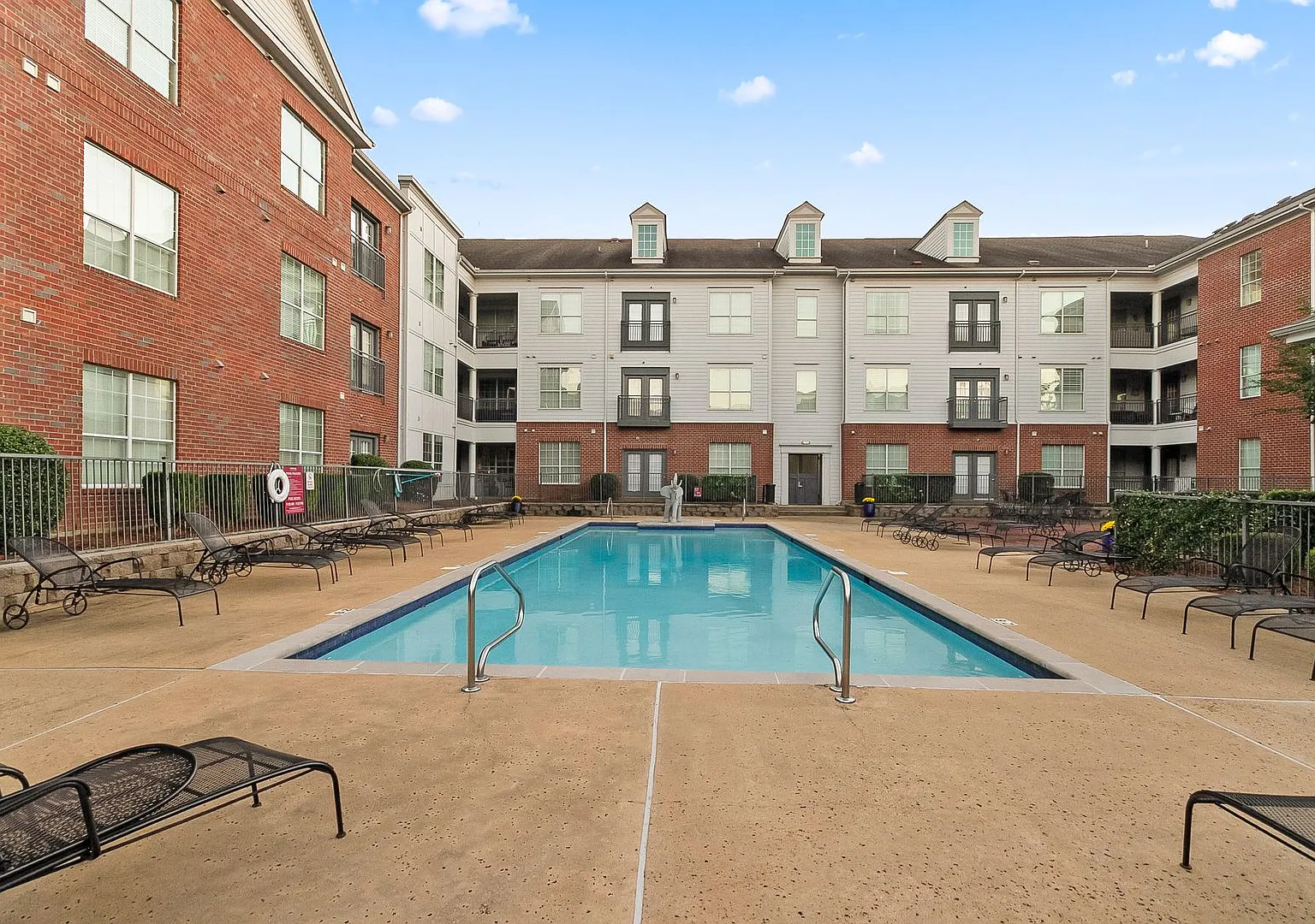 Fully Furnished Condo! Available Now! — Photo 2