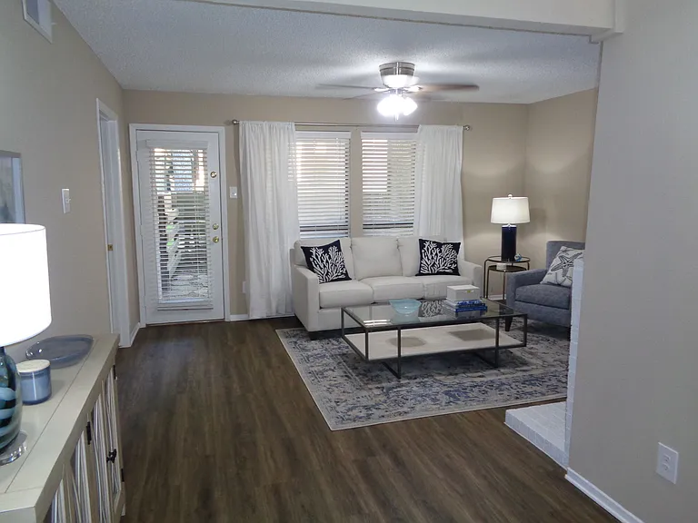 Woodlake Apartments — Photo 8