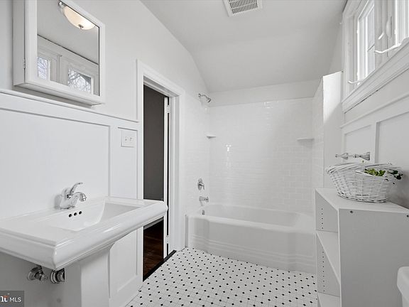 3rd image of 101 N Eagle Rd #2