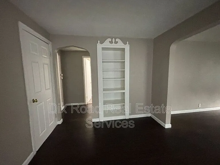 144 Niagara Ave — Photo 9