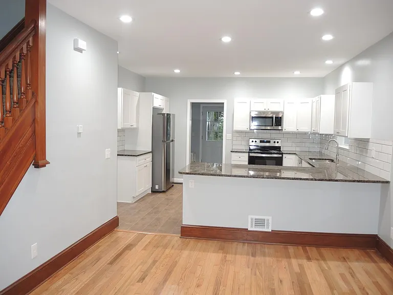 1107 W Lincoln St — Photo 4
