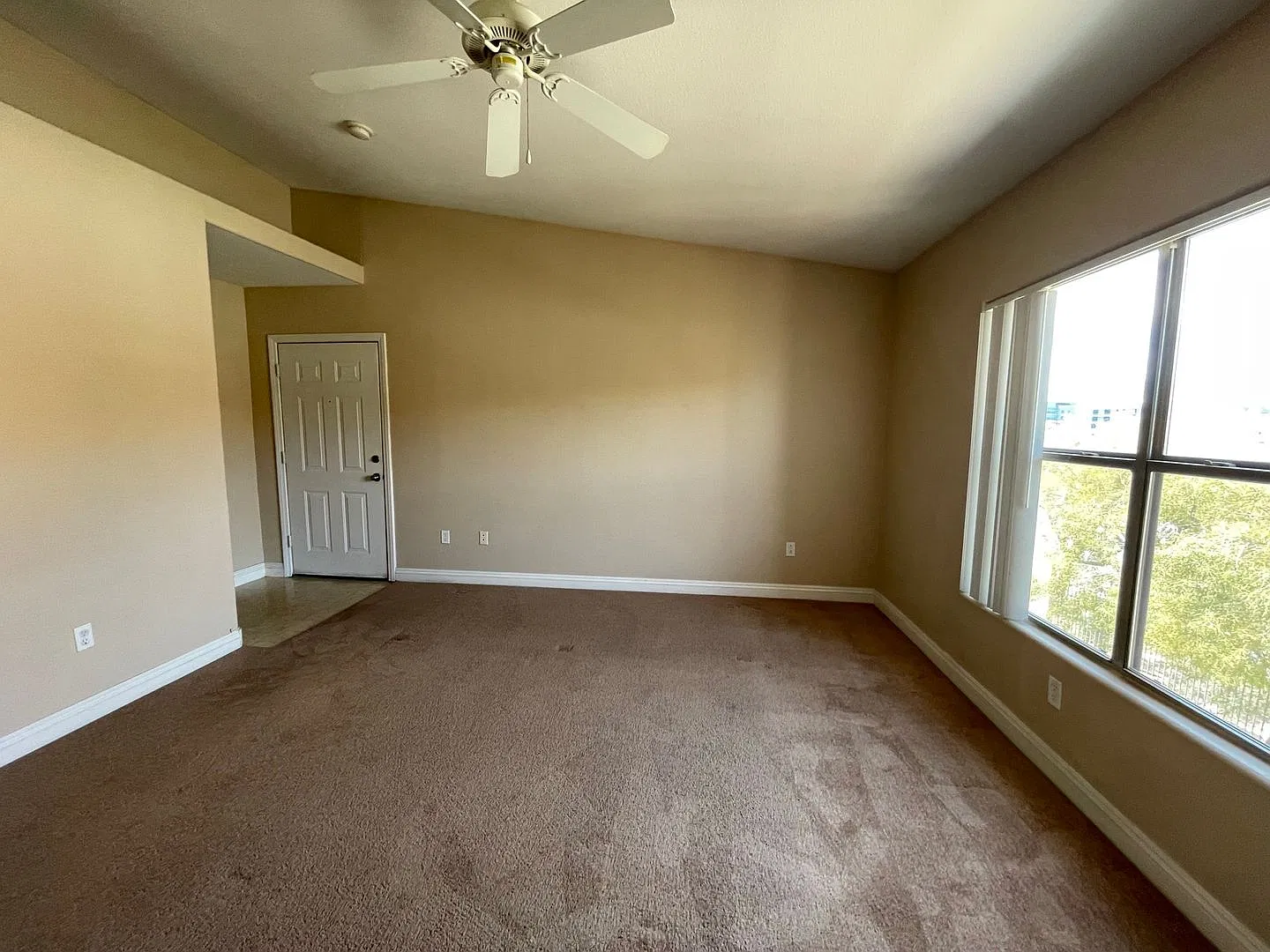 Gorgeous 2nd Floor Unit in Coronado Palms! Available Soon! — Photo 4