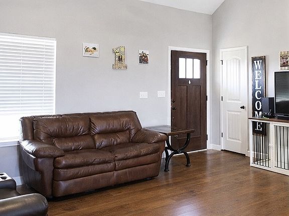 4th image of 809 Hooper Rd