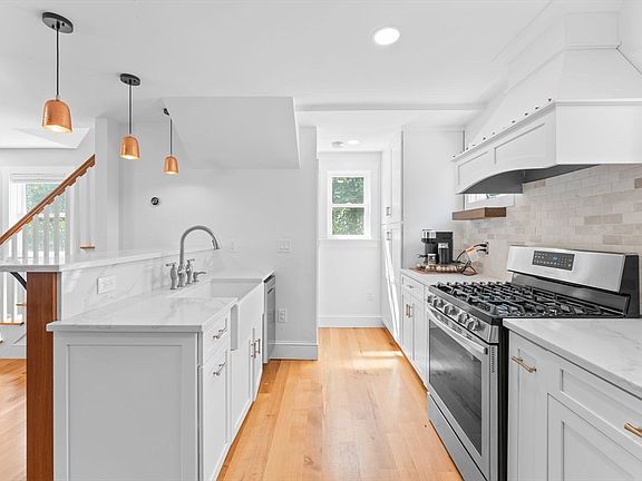 3rd image of 342 Franklin St