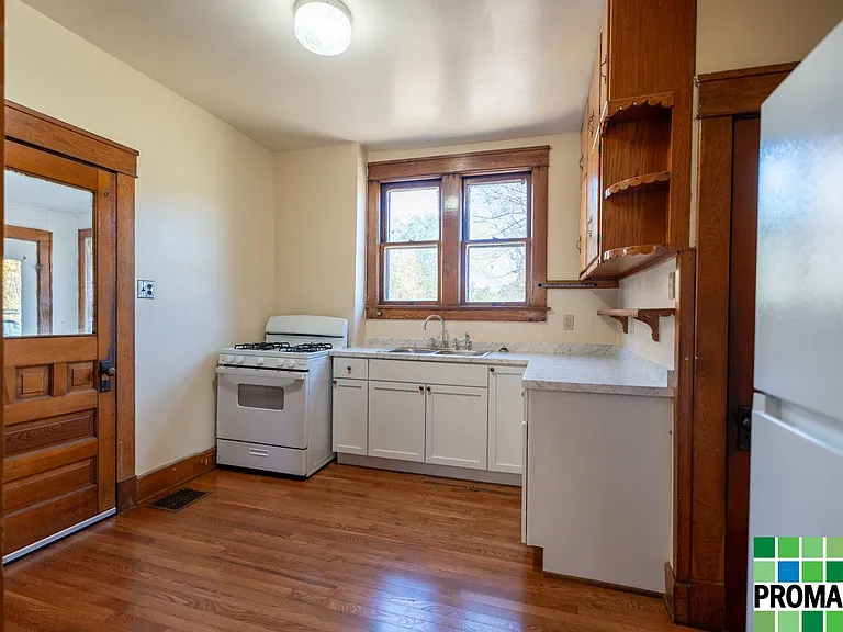 21 Moore Ave — Photo 11