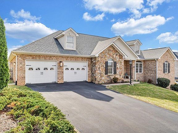 4th image of 390 Stoneledge Dr