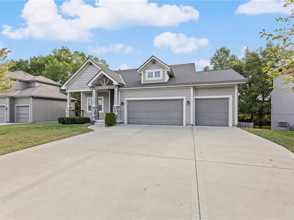 5221 Meadow View Dr, Shawnee, KS 66226