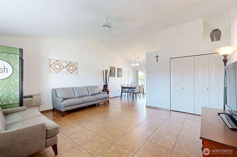 3rd image of 351 NE 15th Avenue