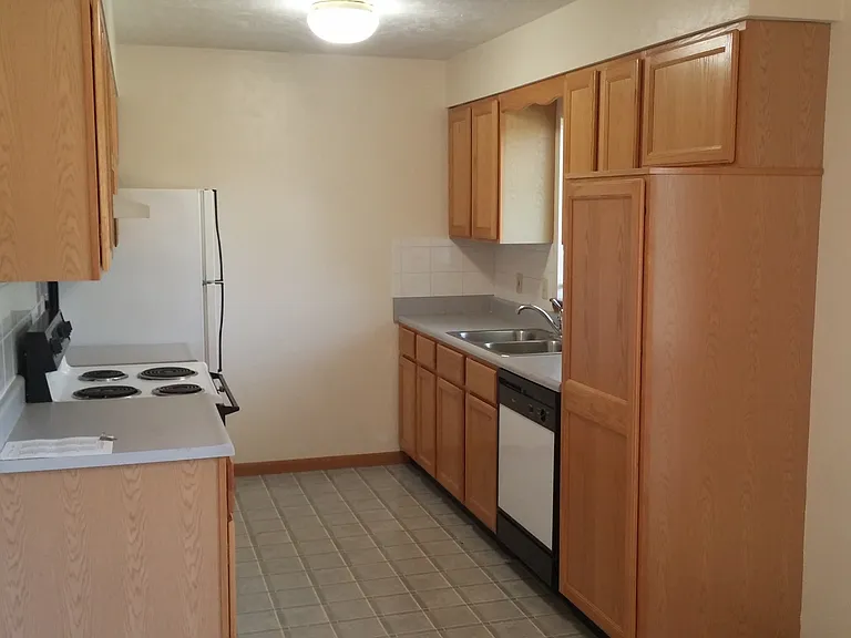 202 S Maple Ave — Photo 2
