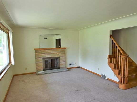 4th image of 818 Almasy Dr