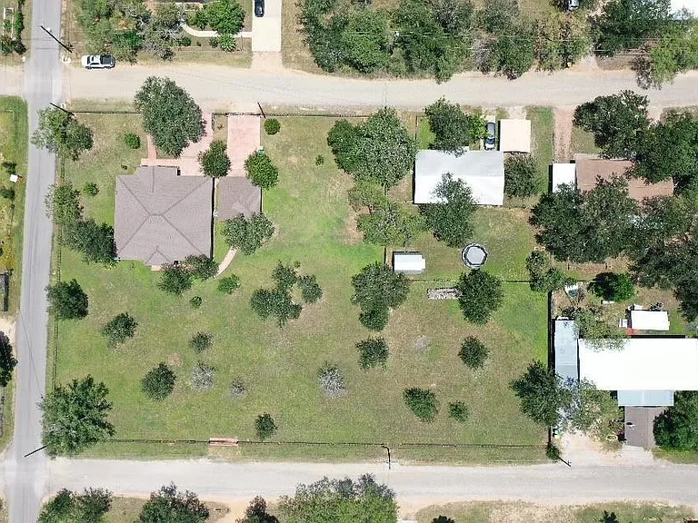 1404 Kings Valley Dr — Photo 2
