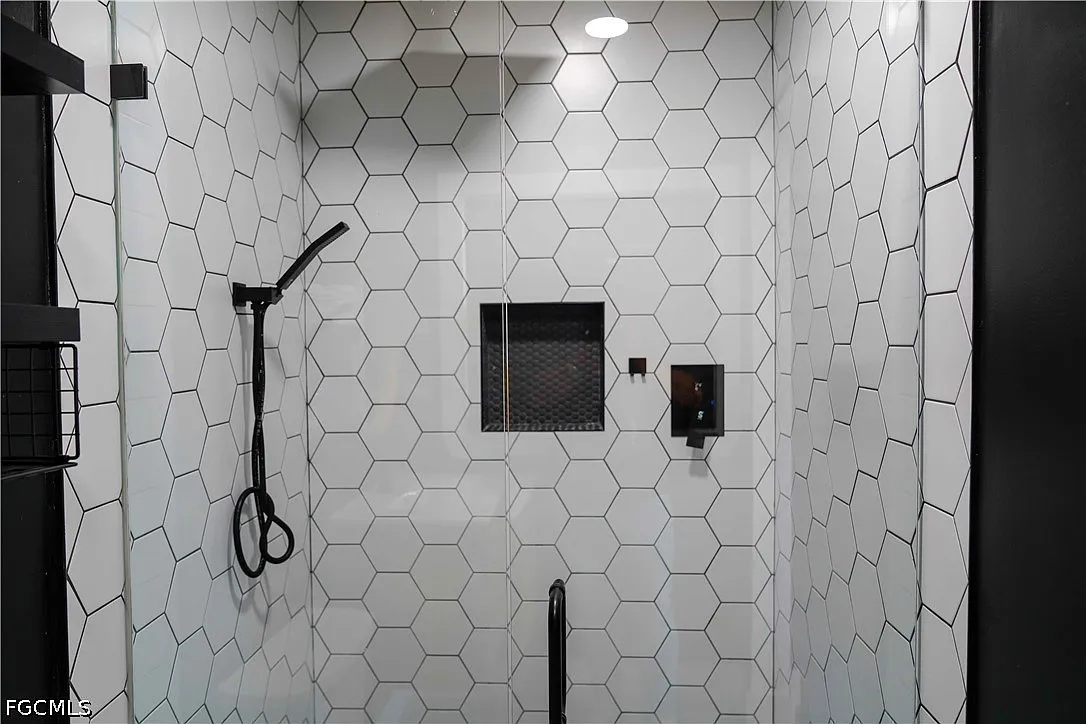 2 bed, 2.0 bath, 1393 sqft, $3,500 — Photo 4