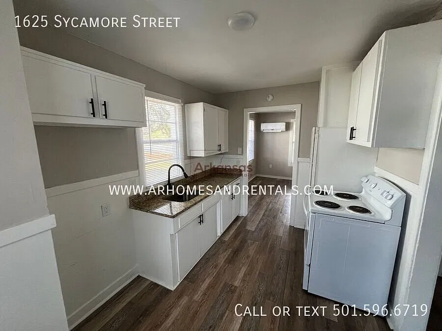 1/2 Off First Month's Rent Special ~ 1625 Sycamore Street | 2 Bedrooms | 1 Bathroom — Photo 4