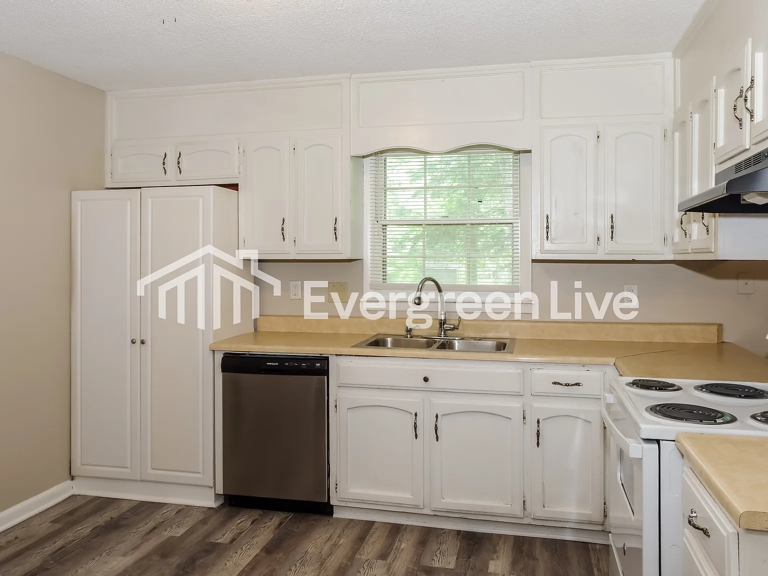 4 bed, 2.0 bath, 2103 sqft, $1,645 — Photo 4