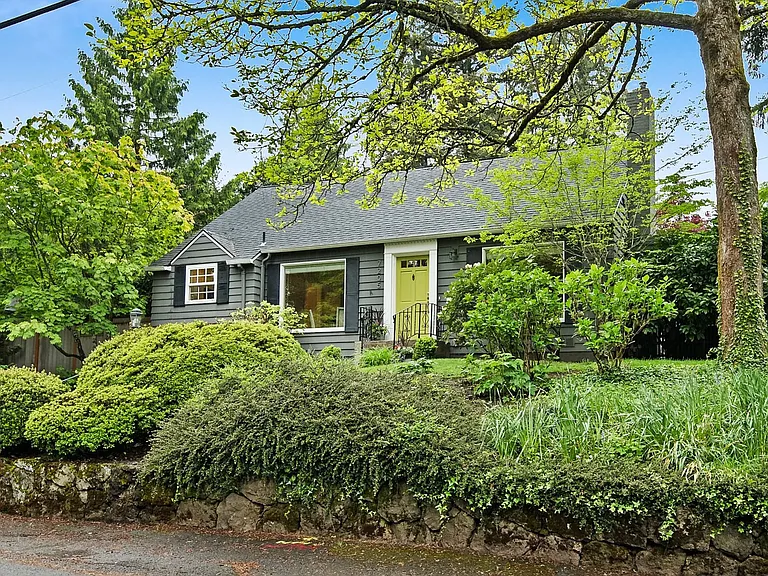 7205 SW Benz Park Dr — Photo 1