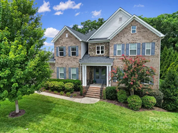 1013 Lake Forest Dr, Matthews, NC 28104