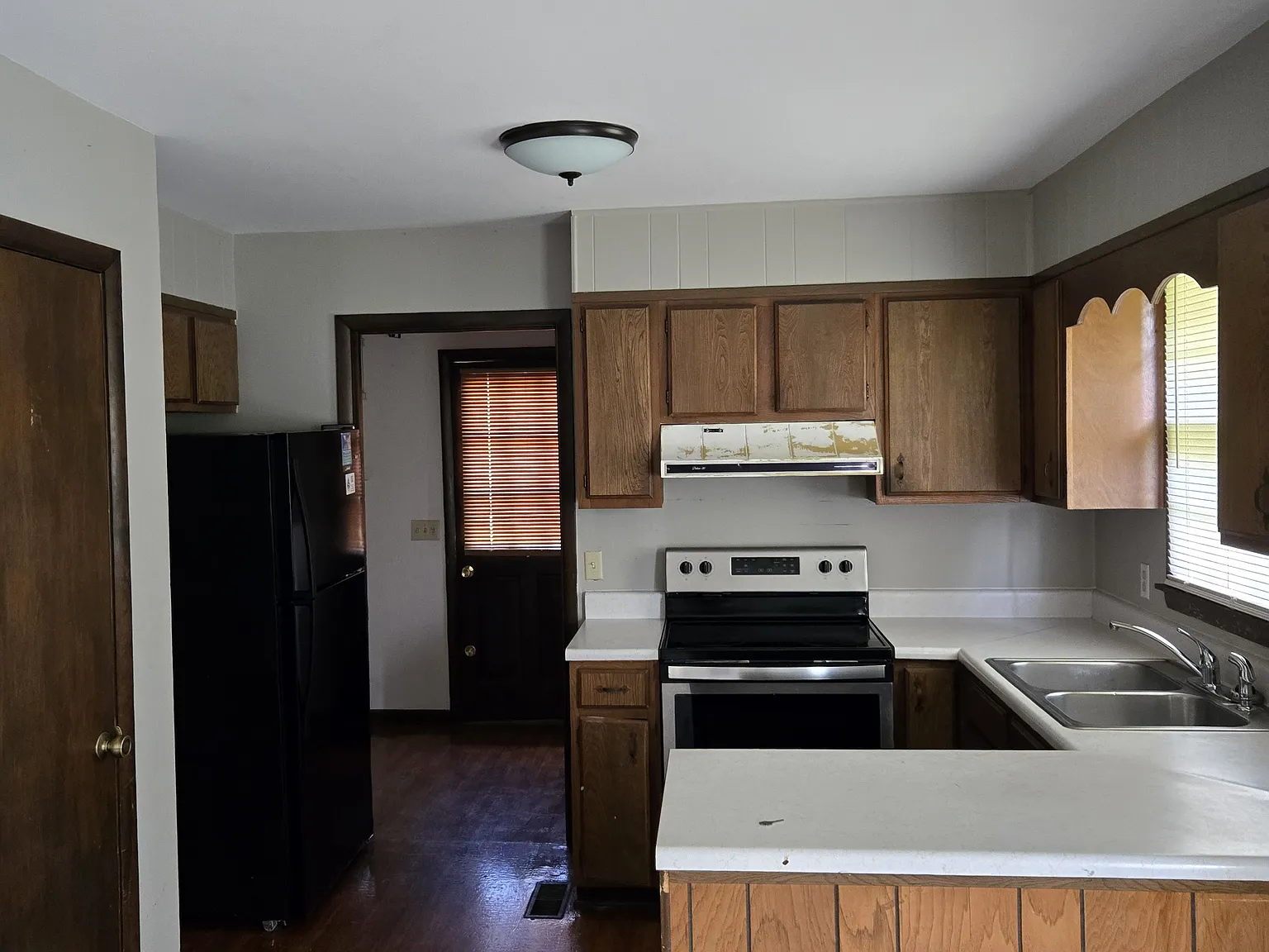 3 bed, 1050 sqft, $1,100 — Photo 3