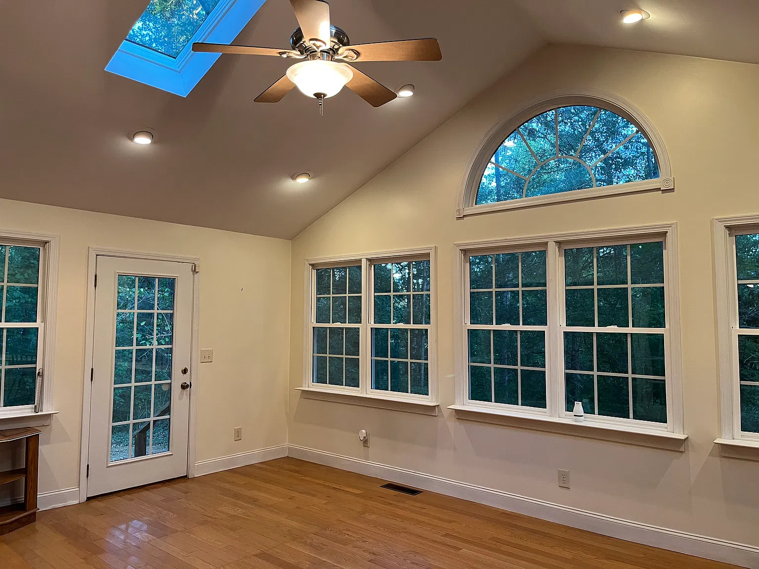 174 Scott Cir — Photo 2