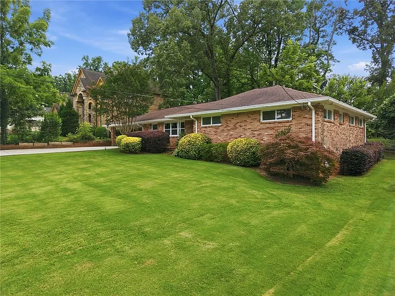 2140 Oakawana Dr NE — Photo 3