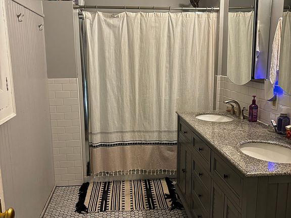 3rd image of 1115 4th St SE APT 5