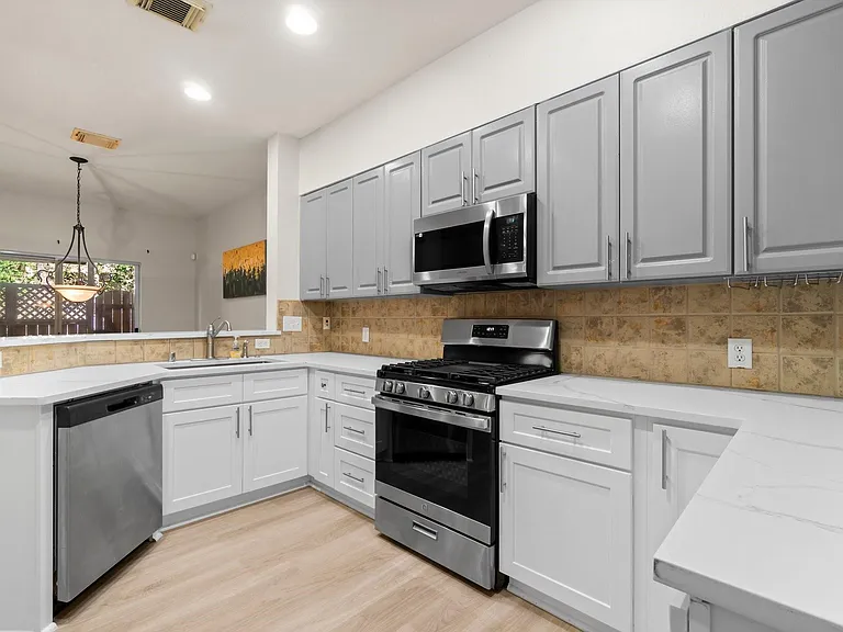 75 Scarlet Woods Ct — Photo 10
