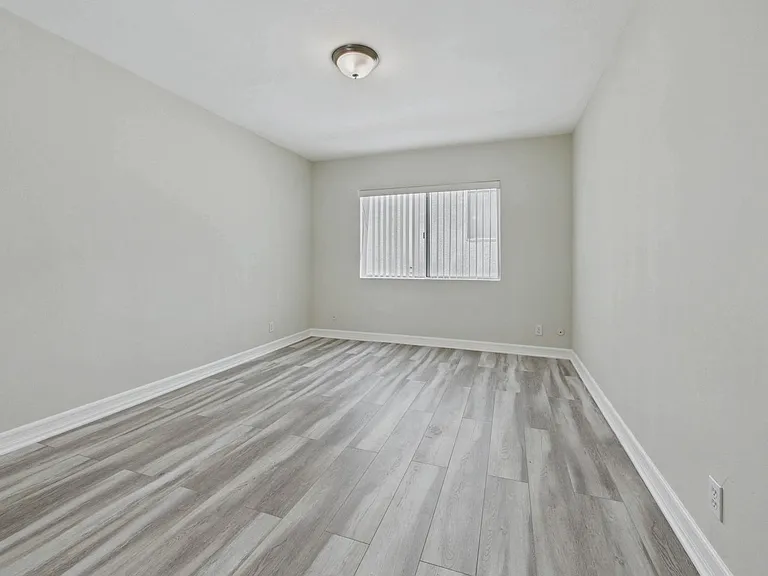 115 Doheny Apartments — Photo 35
